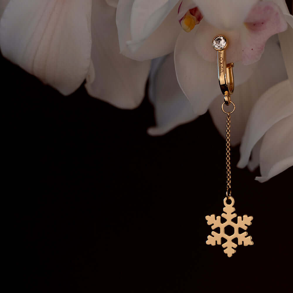 Elegant non-pierced snowflake clitoral jewelry clip with a gold finish, featuring a sparkling rhinestone accent.